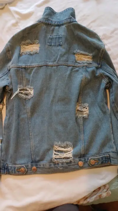 Chaqueta de mezclilla desgastada - miniatura 2