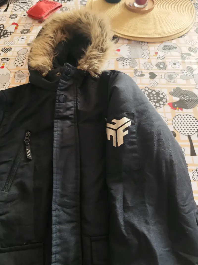 Parka negra con capucha de piel - 1