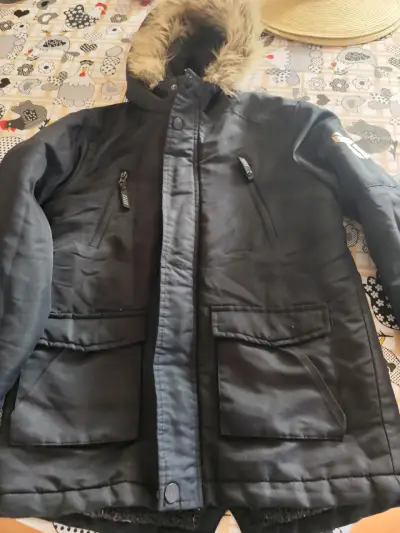 Parka negra con capucha de piel - miniatura 2
