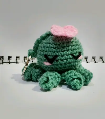 Llavero amigurumi pulpo verde - miniatura 2