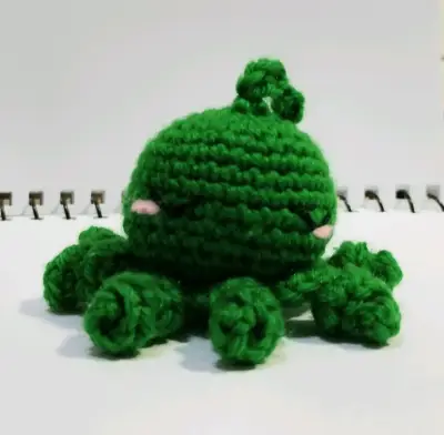 Llavero amigurumi pulpo verde - miniatura 3
