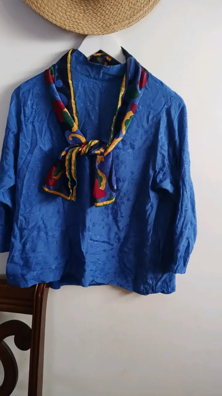 Blusa azul con pañuelo - 1