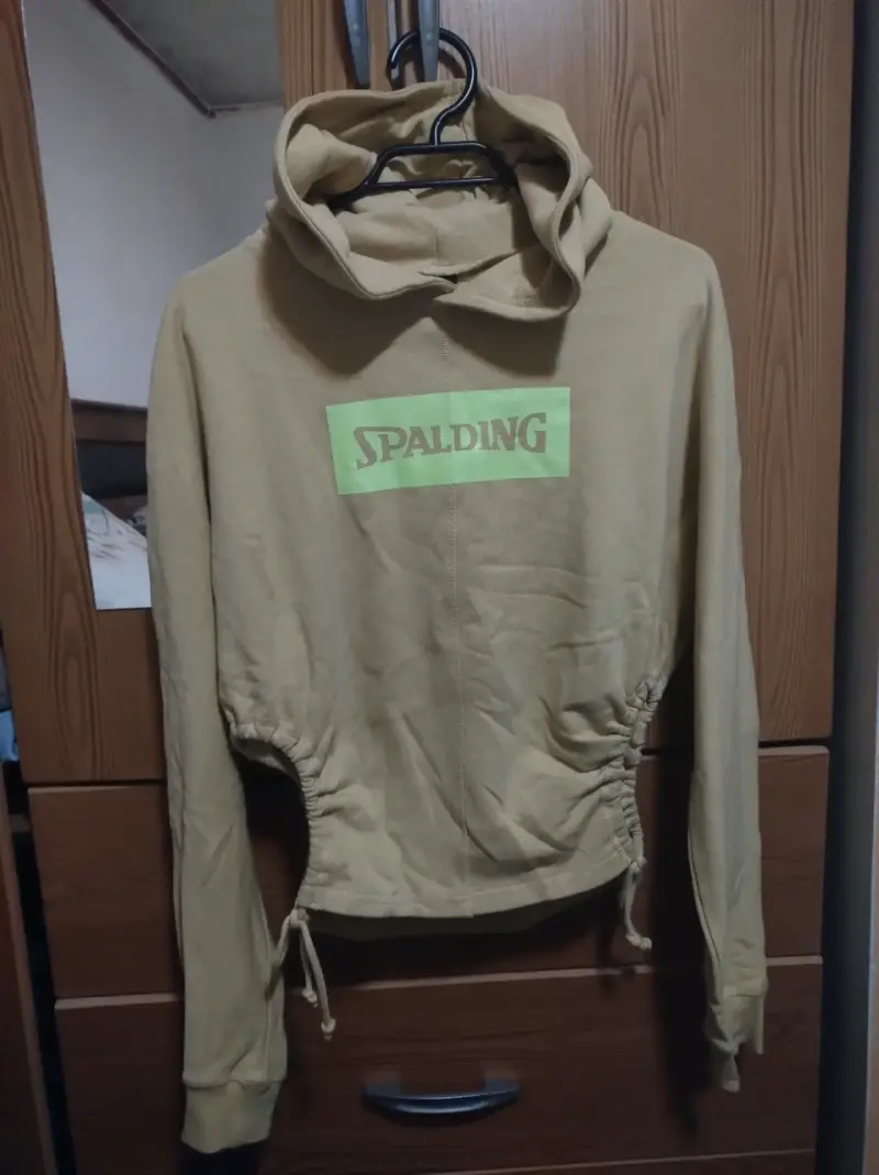 Polerón beige con capucha Spalding