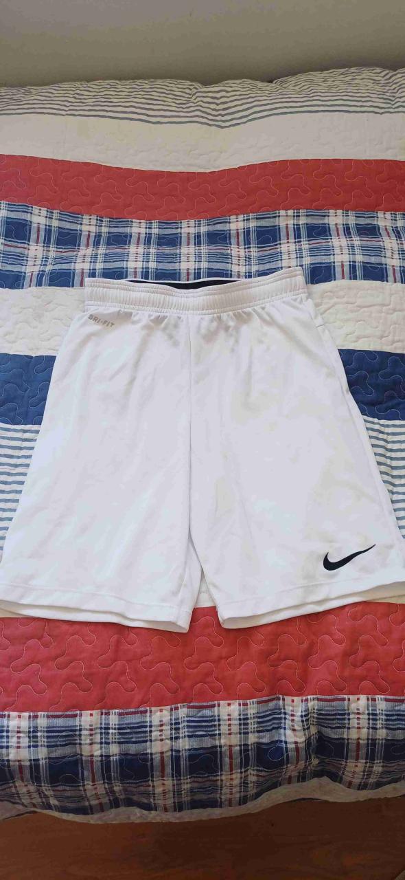 Shorts deportivos blancos