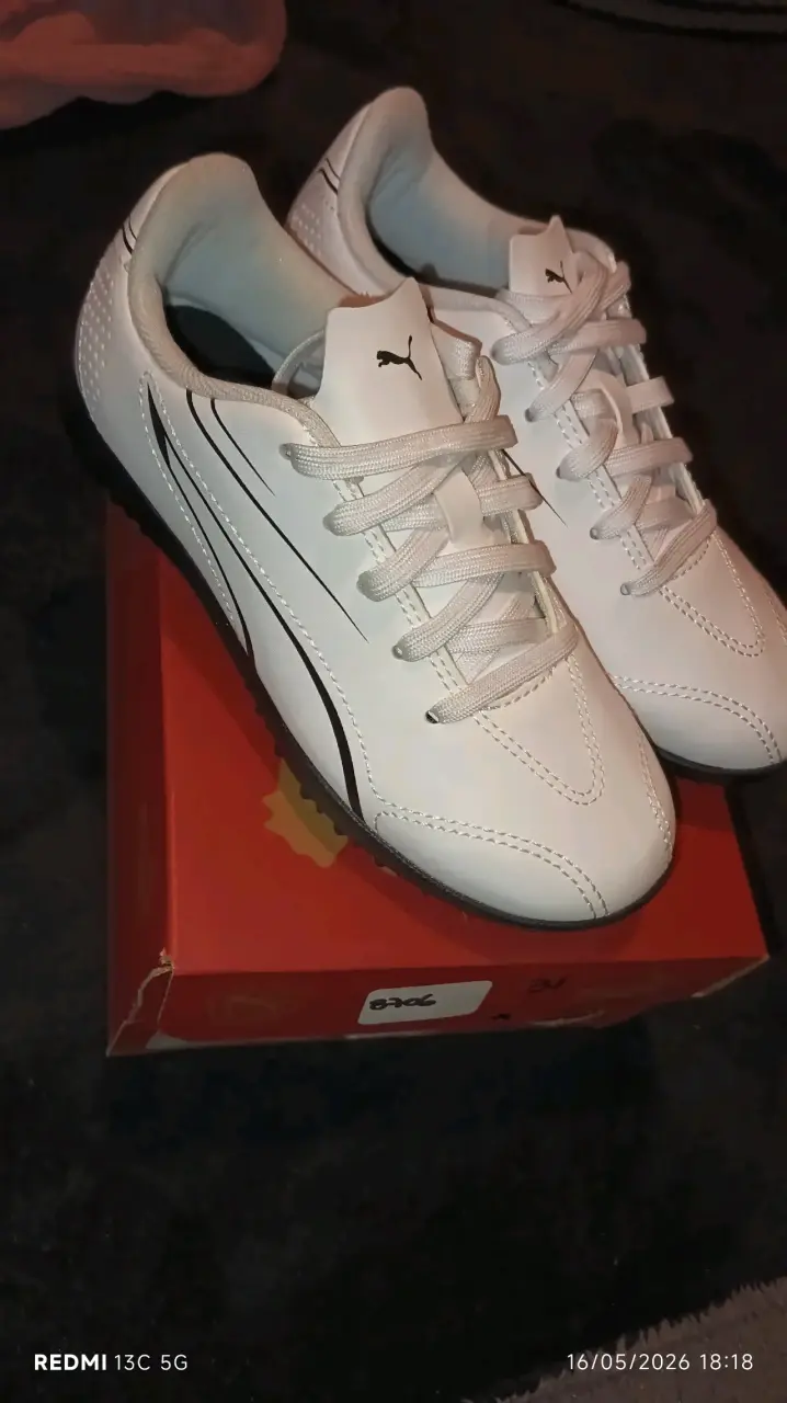 Zapatillas blancas deportivas - 1