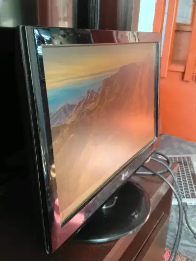 Monitor LG pantalla ancha - miniatura 1