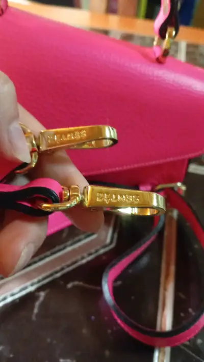 Cartera fucsia con detalles dorados - miniatura 1