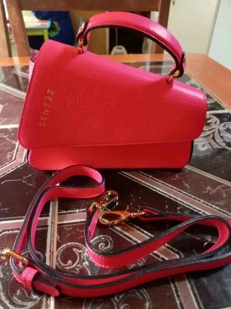 Cartera fucsia con detalles dorados - 3