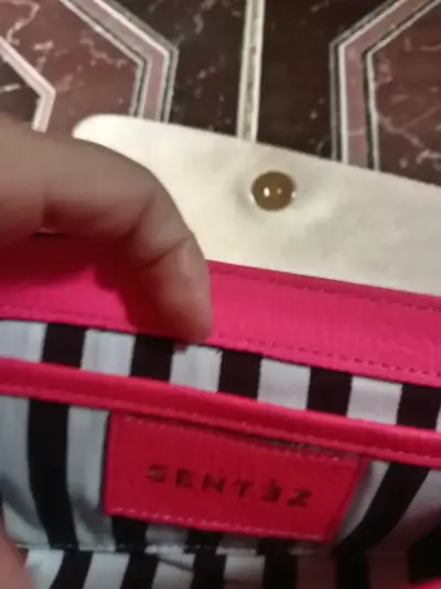 Cartera fucsia con detalles dorados - miniatura 4