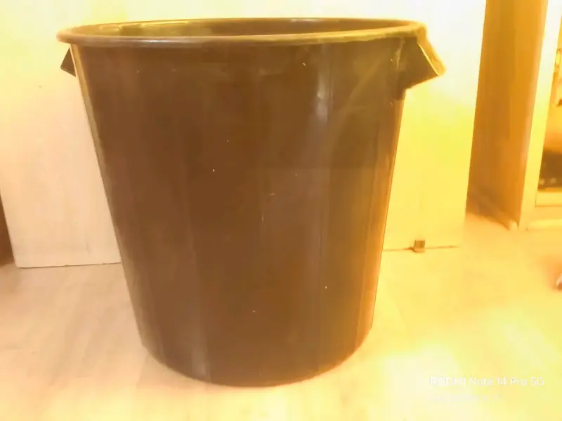Tacho de basura plástico negro - 1