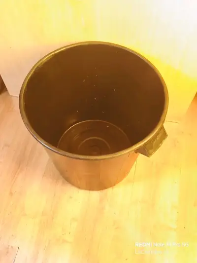Tacho de basura plástico negro - miniatura 2