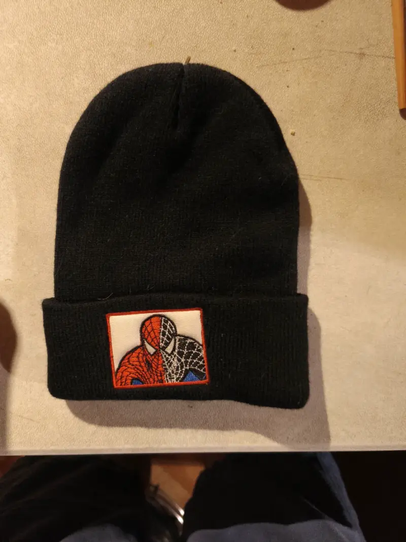 Gorro negro con bordado de (spiderman-y el cap) - 1