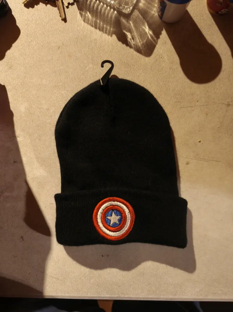 Gorro negro con bordado de (spiderman-y el cap) - 2
