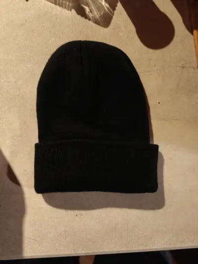 Gorro negro con bordado de (spiderman-y el cap) - miniatura 3