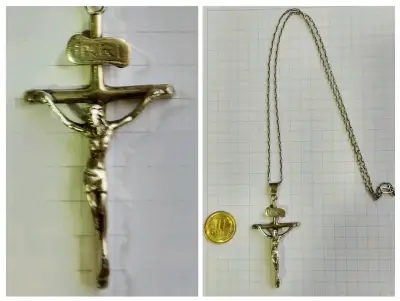 Crucifijo de cadena en metal - miniatura 1