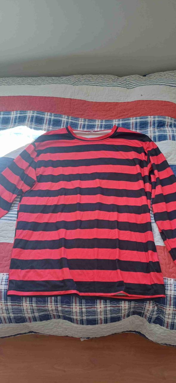 Polera rayada roja y negra