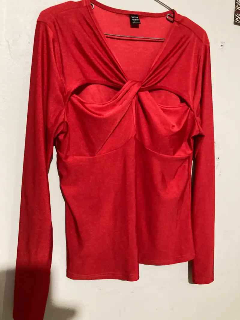 Polera roja con diseño frontal - 1