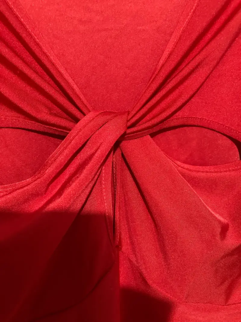 Polera roja con diseño frontal - 3