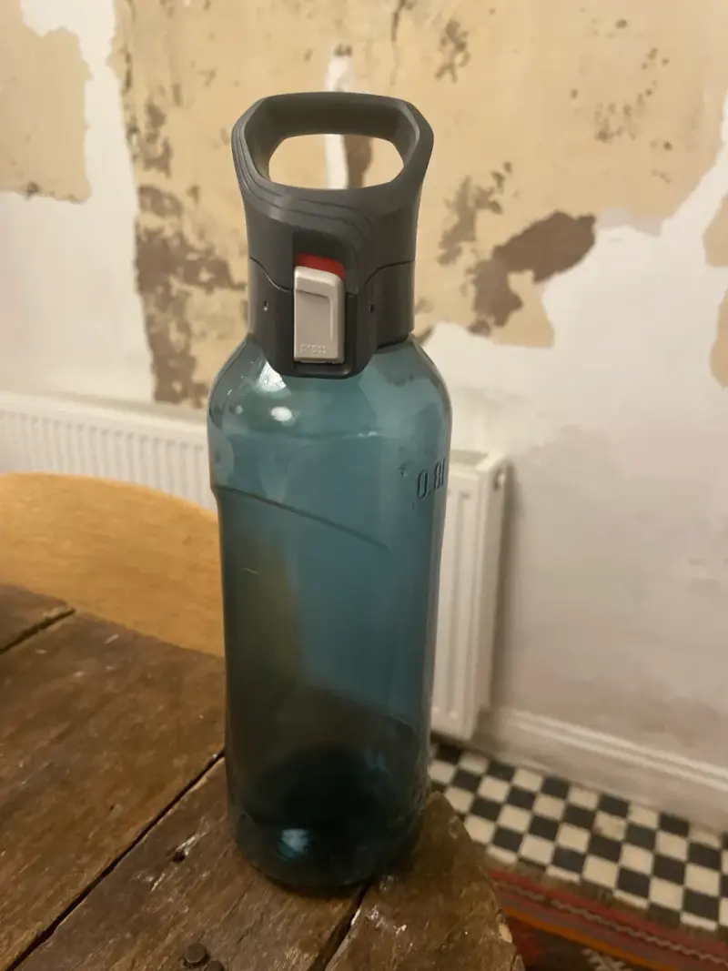 Botella de agua con tapa segura