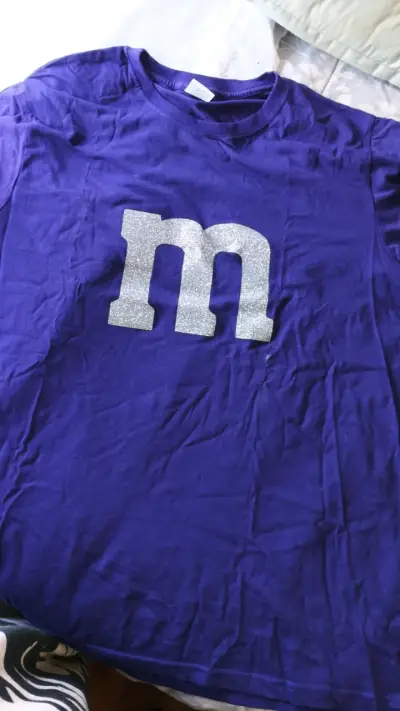 Polera morada con logo brillante - miniatura 1