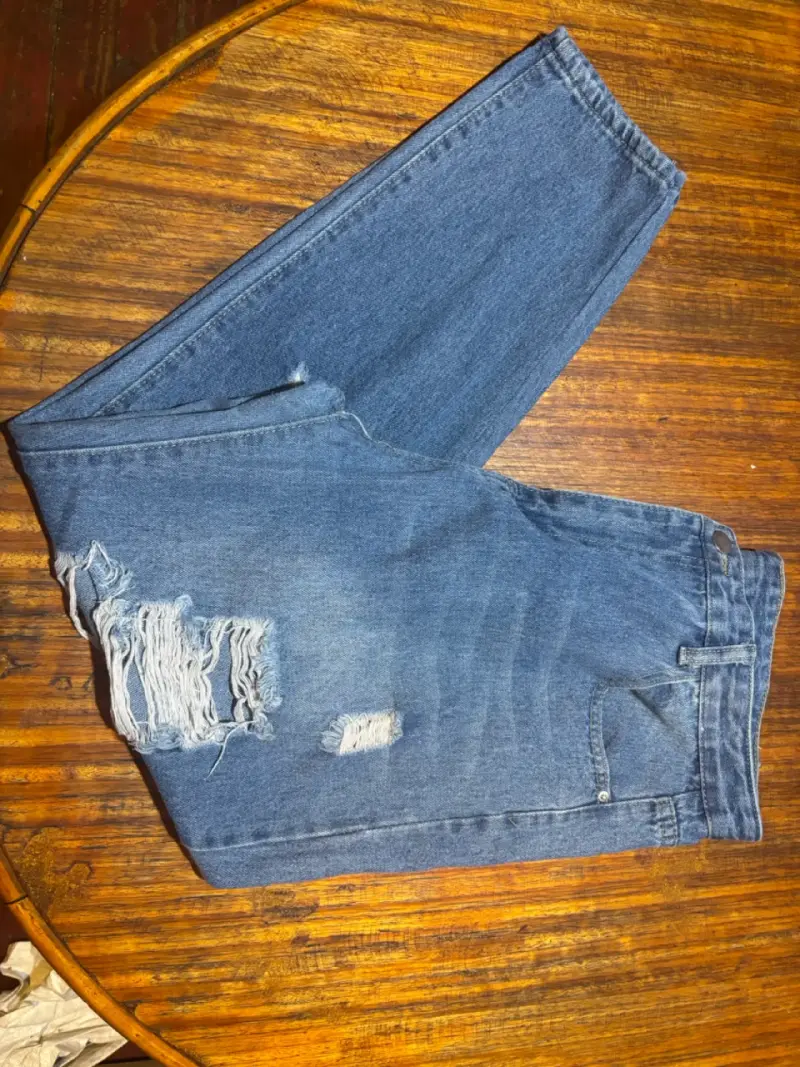 Jeans azules rasgados