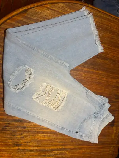 Jeans azules rasgados - miniatura 2