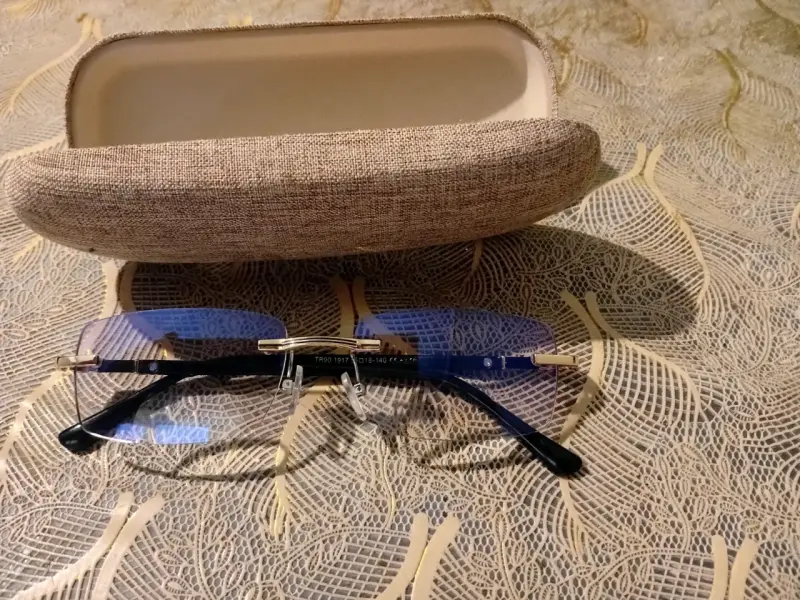 Lentes con marco dorado