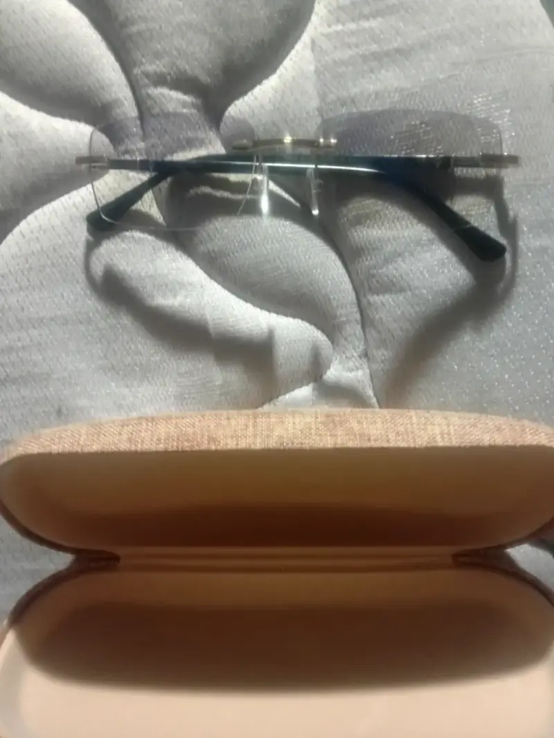 Lentes con marco dorado - 4