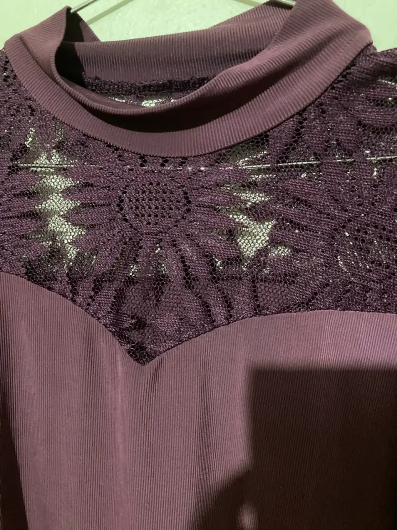 Polera lila  con encaje floral - 3