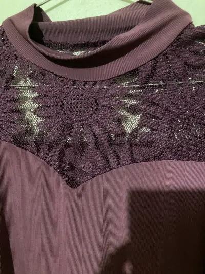 Polera lila  con encaje floral - miniatura 3