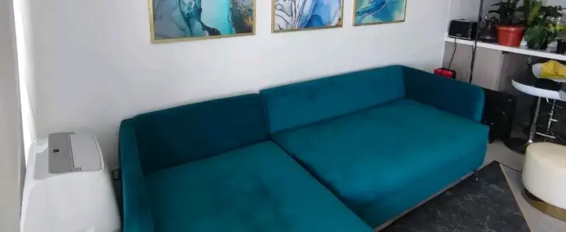 Sofá esquinero azul oscuro
