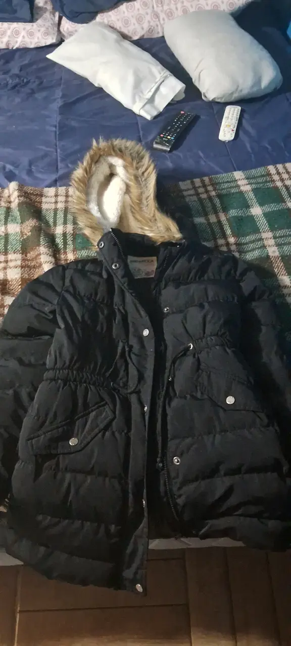 Parka negra con gorro de piel - 1