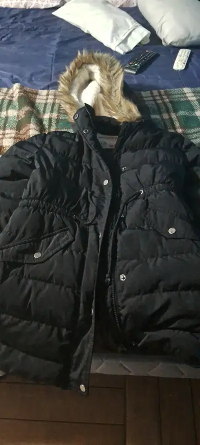 Parka negra con gorro de piel - miniatura 2