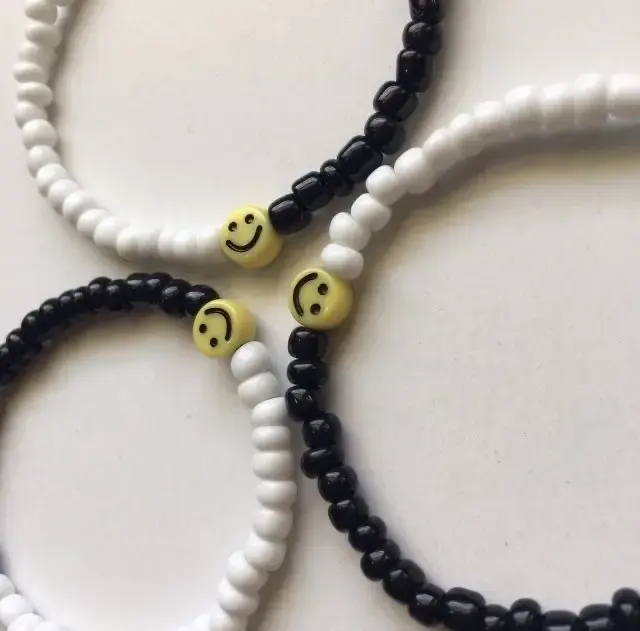 PAR DE Pulseras(2 un) de cuentas con caritas
