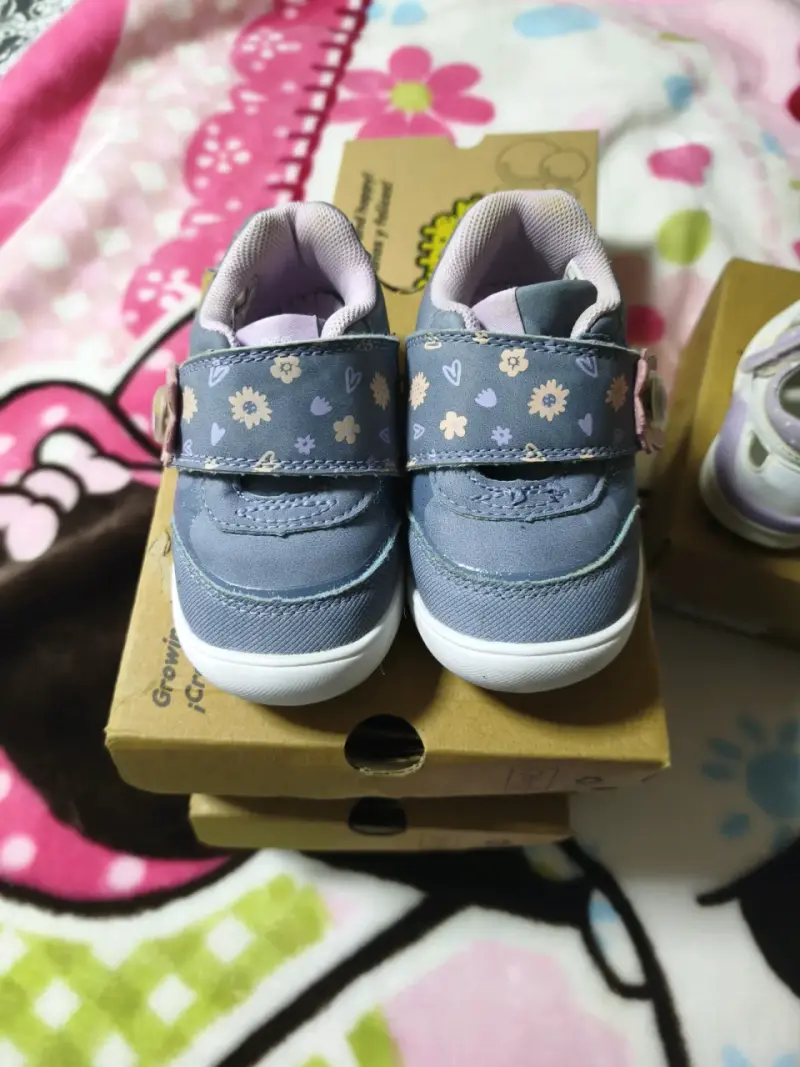 Zapatos infantiles con estampado floral - 1