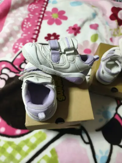 Zapatos infantiles con estampado floral - miniatura 2