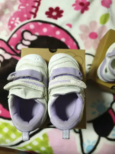 Zapatos infantiles con estampado floral - miniatura 3