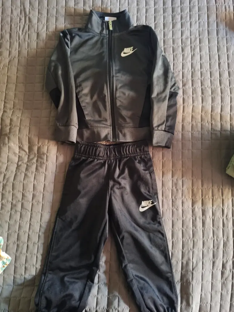 Conjunto deportivo Nike para niño TALLA 2