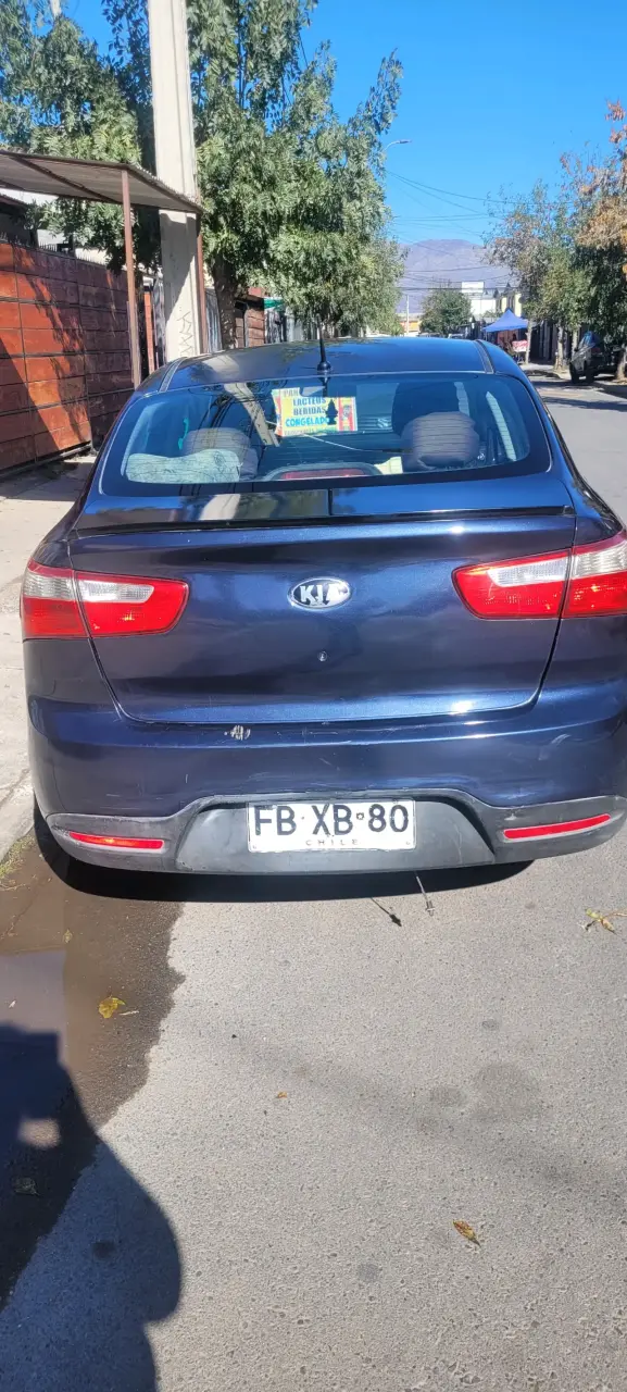Auto Kia azul en buen estado