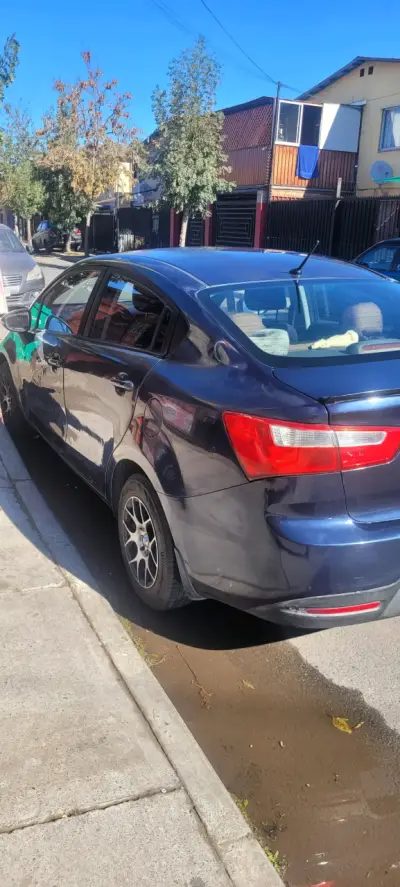 Auto Kia azul en buen estado - miniatura 2