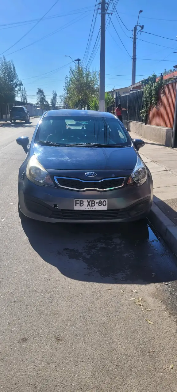 Auto Kia azul en buen estado - 3