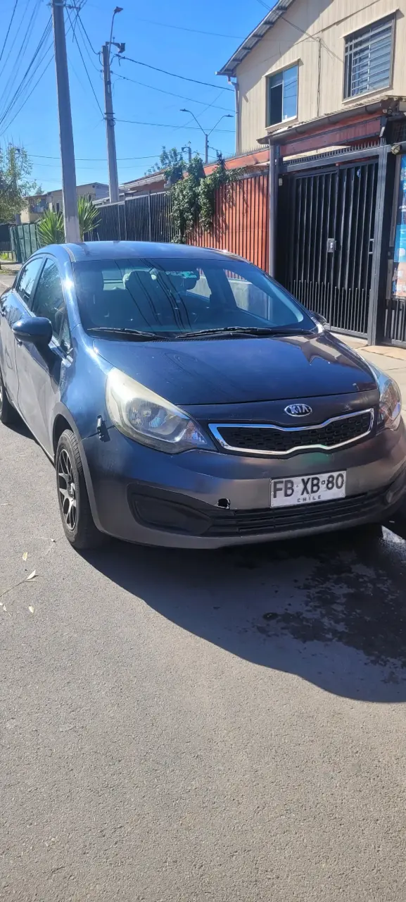 Auto Kia azul en buen estado - 4