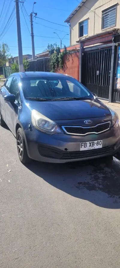 Auto Kia azul en buen estado - miniatura 4