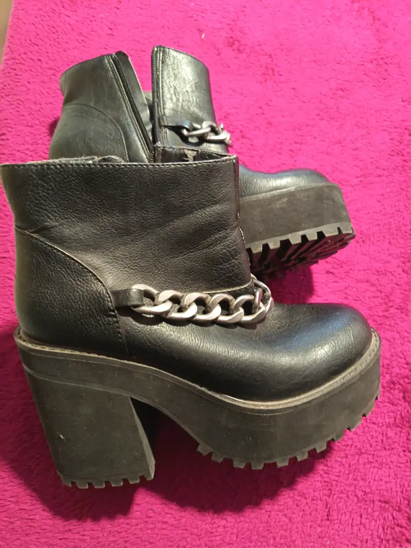Botines negros con cadena