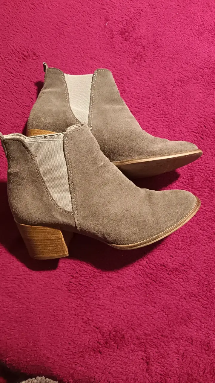 Botines de gamuza gris con tacón