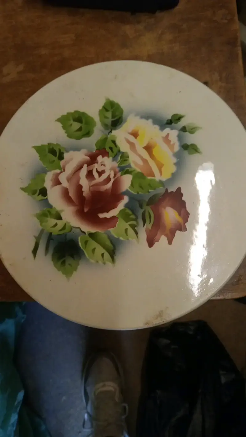 Plato decorativo de porcelana con flores