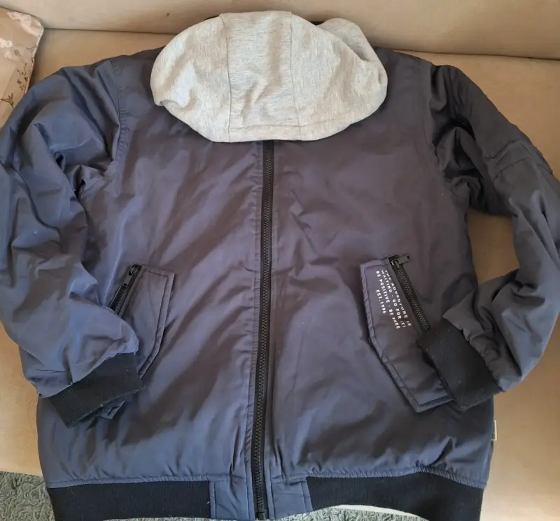 Chaqueta azul con capucha gris