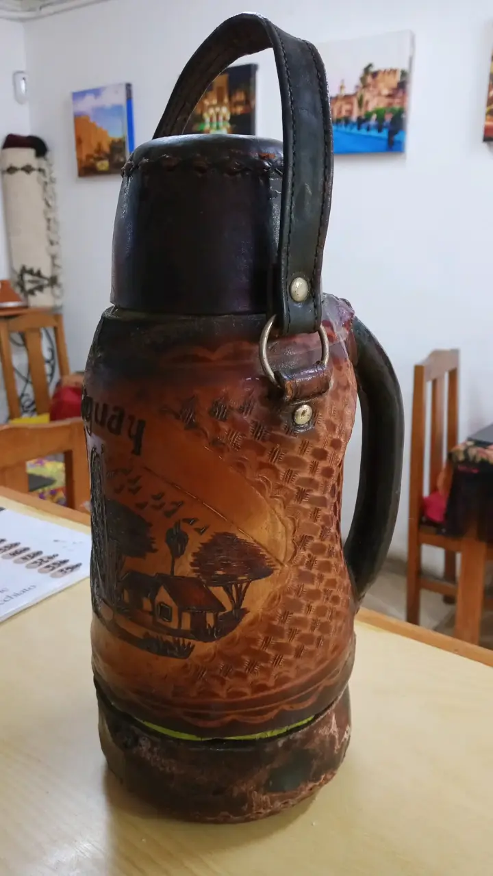 Termo de cuero artesanal decorado