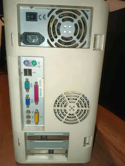 Gabinete retro año 2000 - miniatura 3