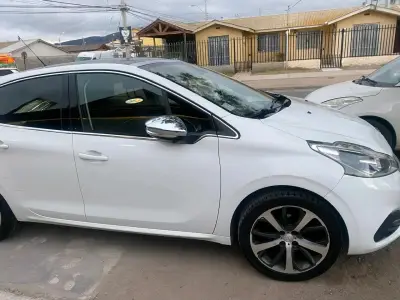 Peugeot 208 diesel buen estado - miniatura 1